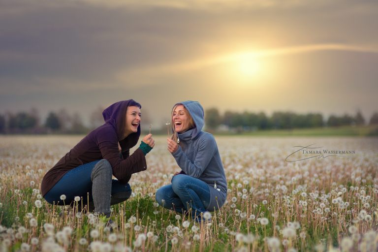 Lisa und Helena im Löwenzahnfeld.web